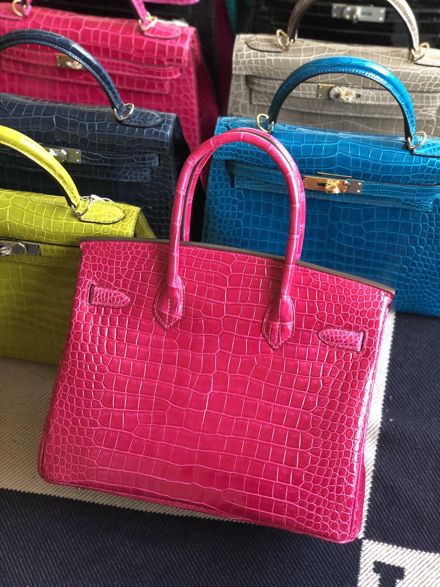 スポットエルメスプラチナバッグ価格エルメスシャイニークロコダイルレザーBirkin30CME5ディープピンクシルバーバックル