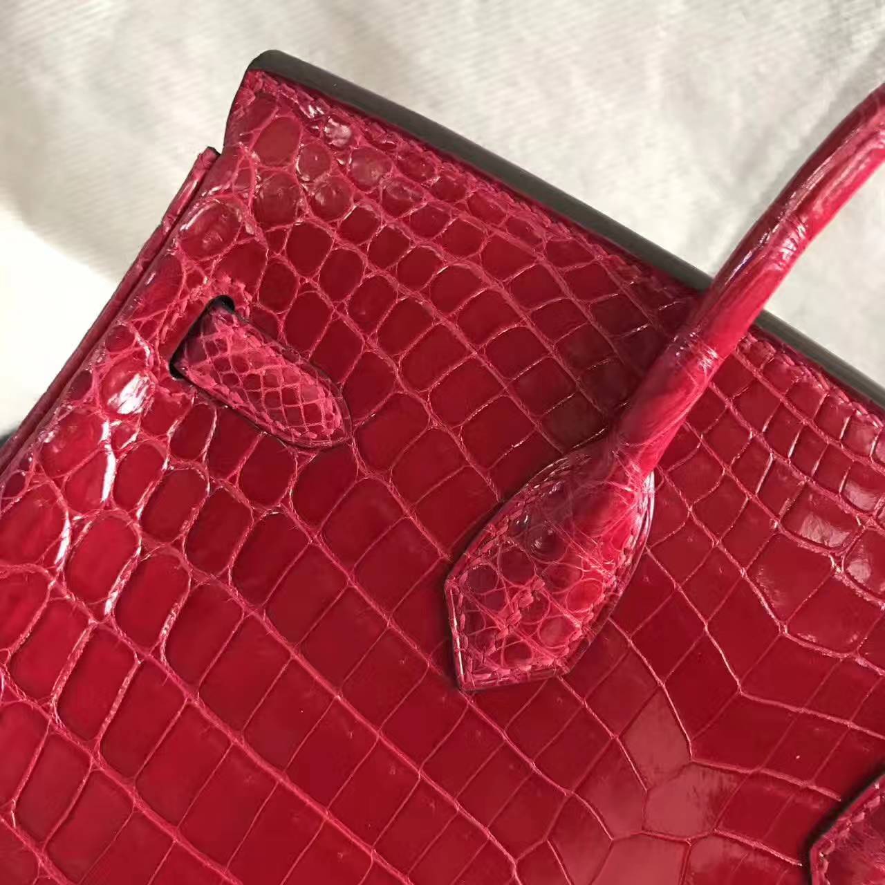 エルメスレディースバッグ価格エルメスは赤い光沢のあるクロコダイルレザーBirkin25プラチナバッグです