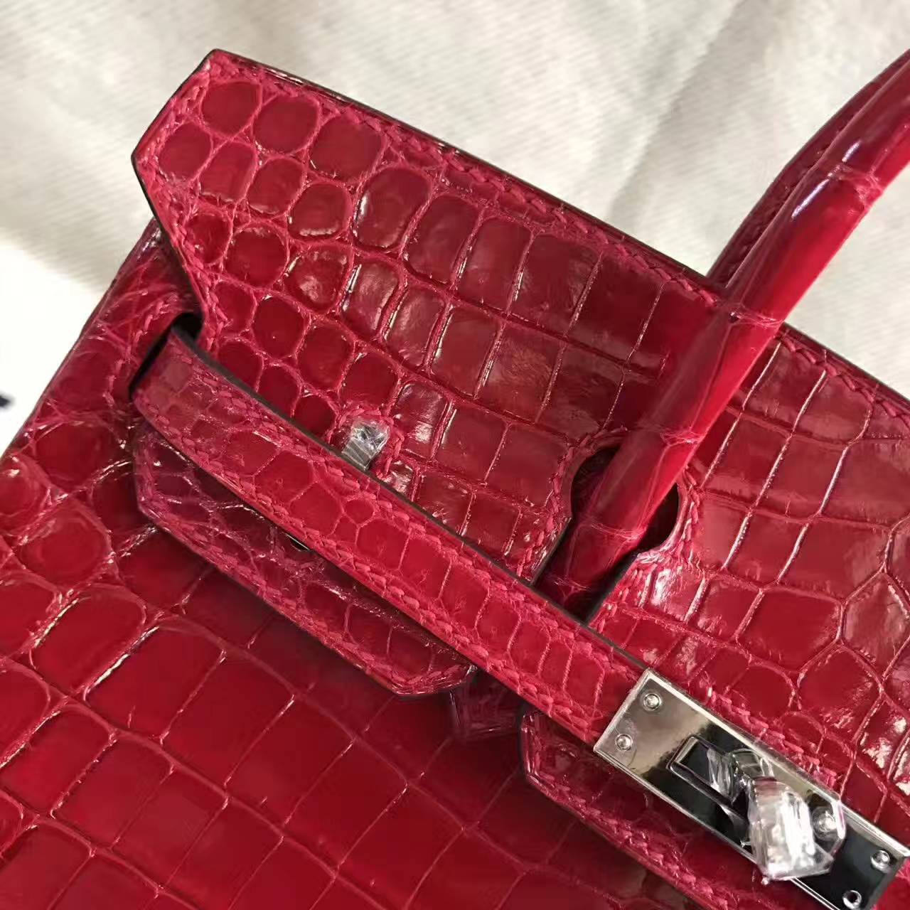 エルメスレディースバッグ価格エルメスは赤い光沢のあるクロコダイルレザーBirkin25プラチナバッグです