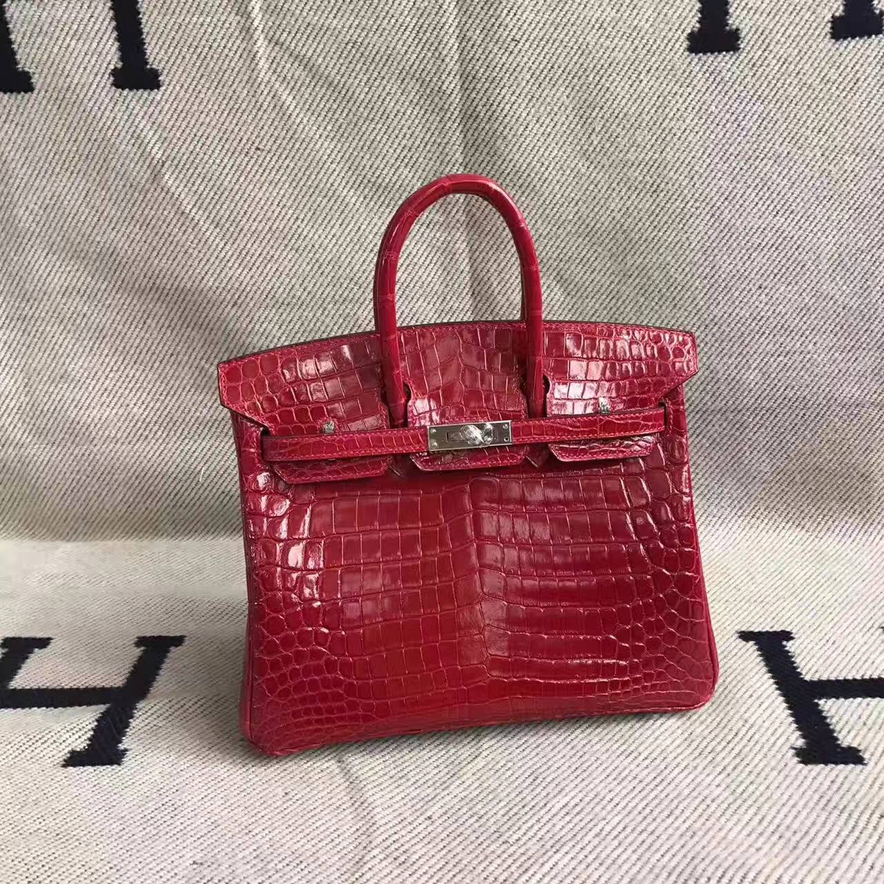 エルメスレディースバッグ価格エルメスは赤い光沢のあるクロコダイルレザーBirkin25プラチナバッグです