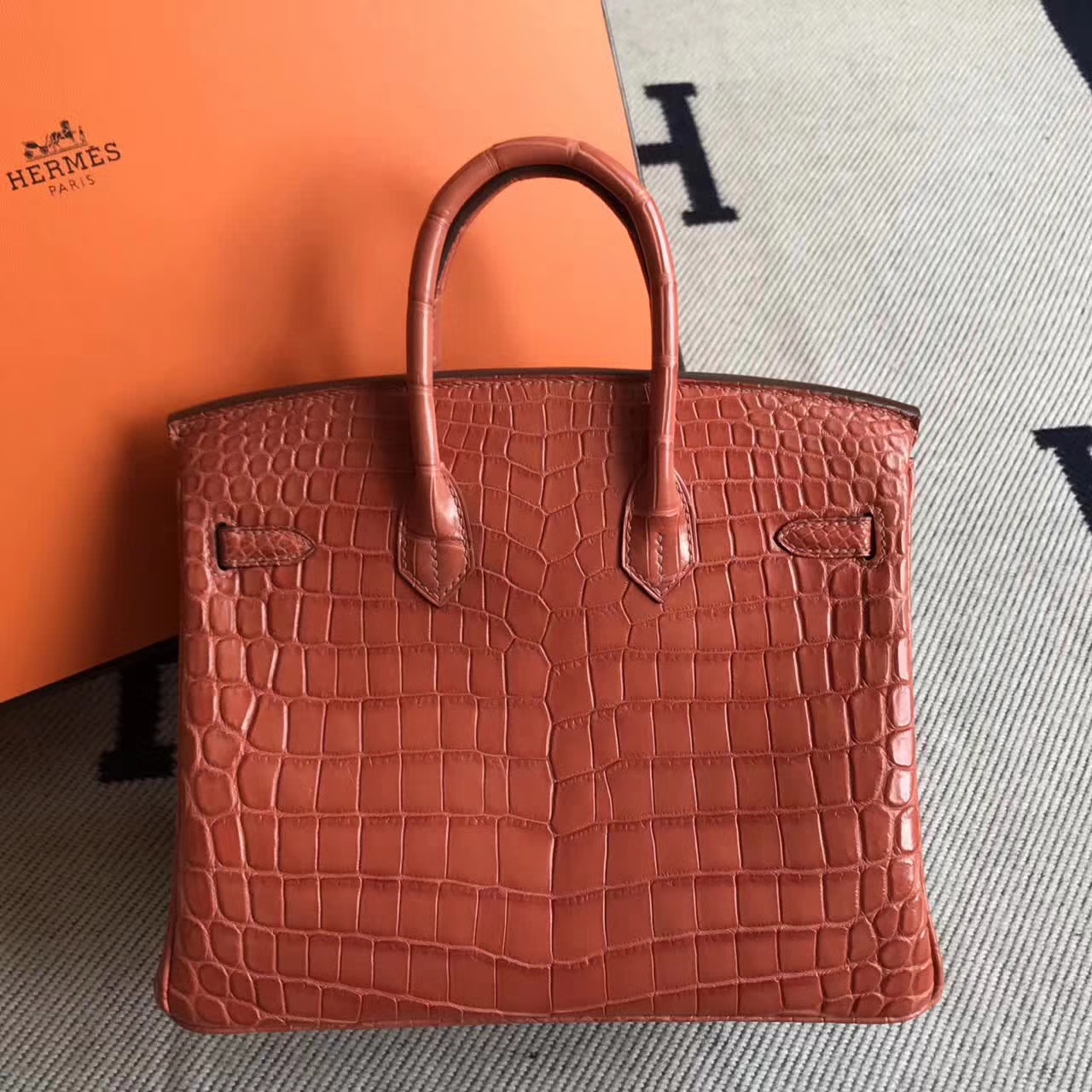 エルメスの新しいレディースバッグエルメスサーモンレッドマットクロコダイルレザーBirkin25プラチナバッグゴールドバックル