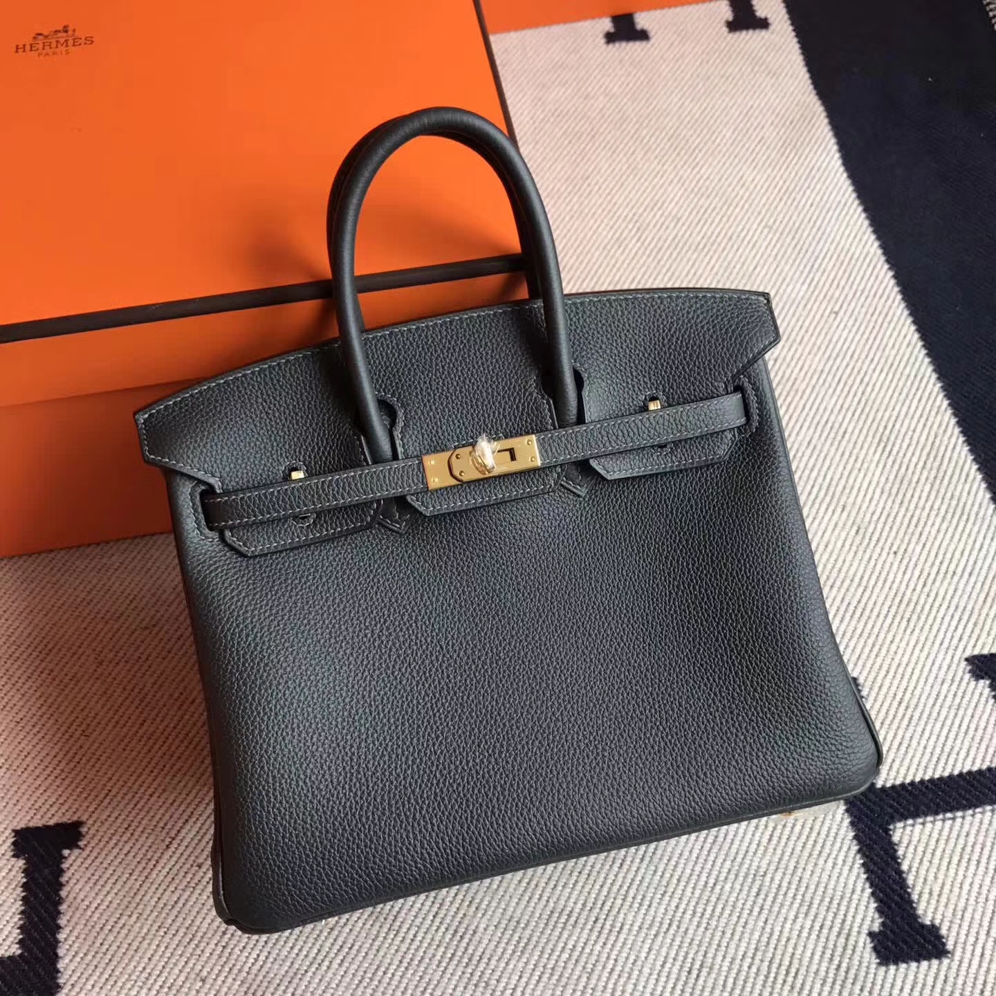 エルメスバッグ公式サイトエルメスCK88グラファイトグレートーゴカーフレザーBirkin25プラチナバックル