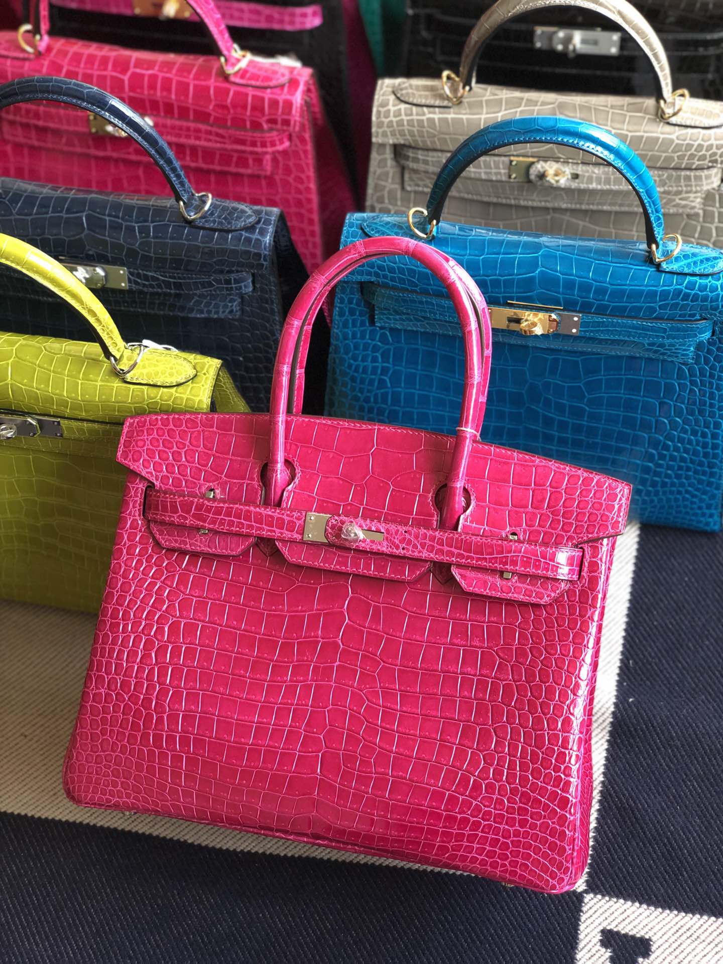 スポットエルメスプラチナバッグ価格エルメスシャイニークロコダイルレザーBirkin30CME5ディープピンクシルバーバックル