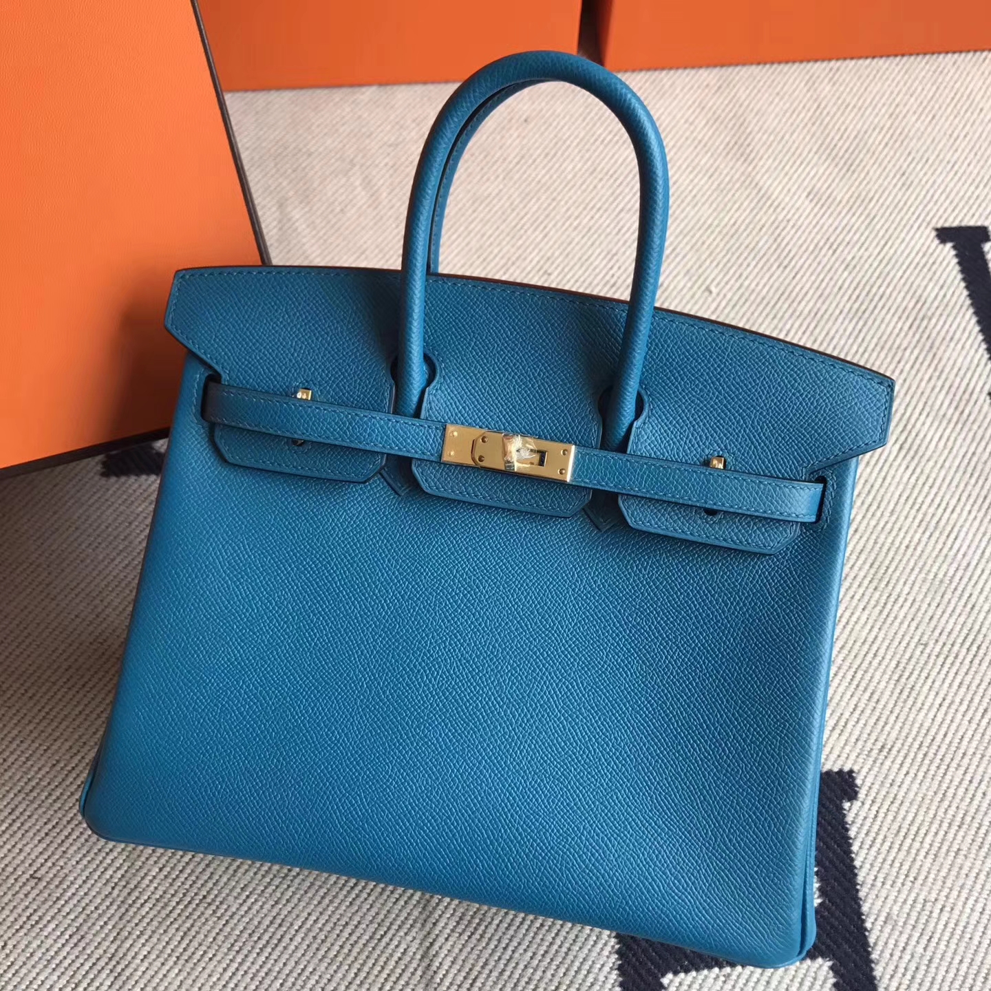 エルメスレディースバッグソースエルメスイズミールブルーオリジナルエプソムレザーBirkin25プラチナバッグゴールドバックル