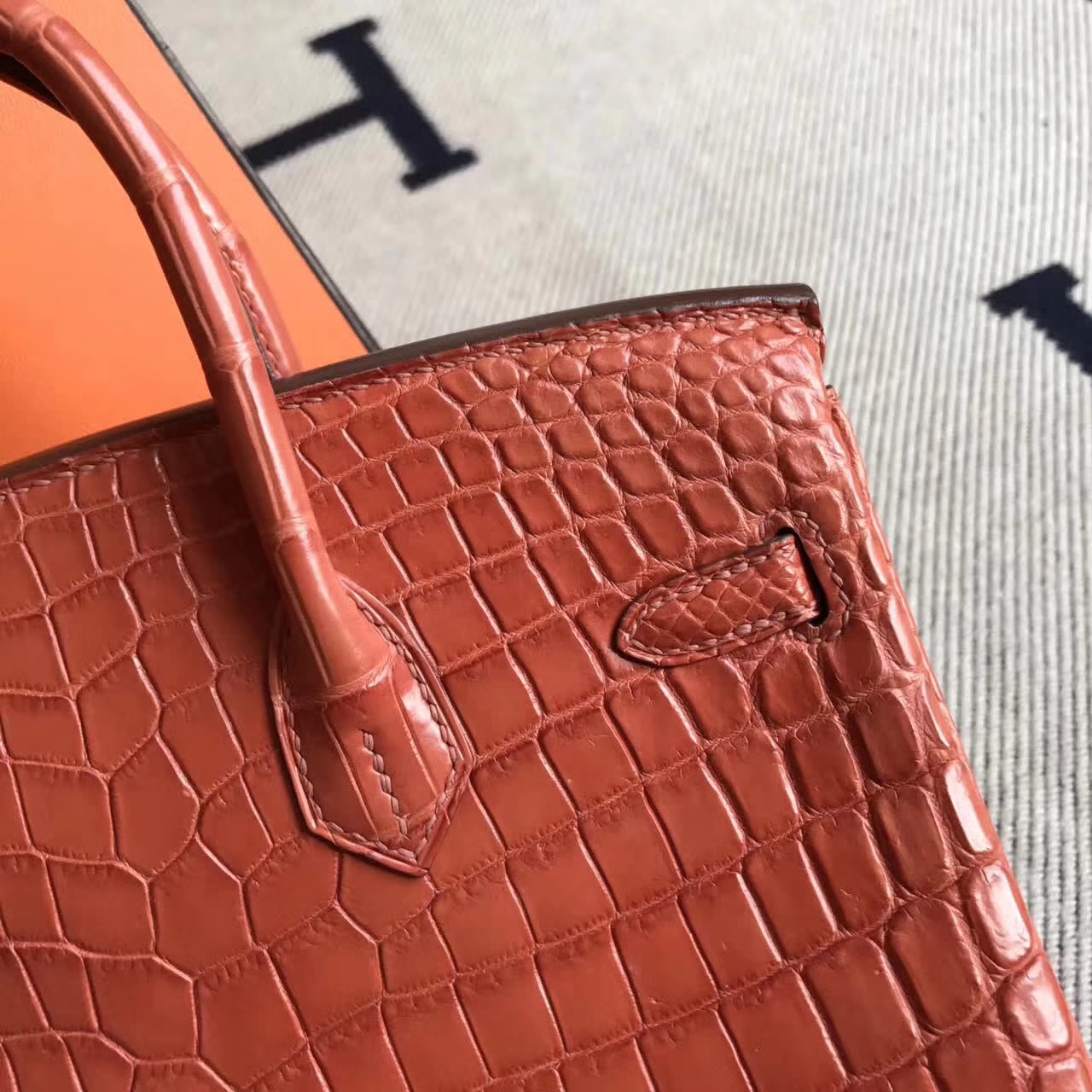 エルメスの新しいレディースバッグエルメスサーモンレッドマットクロコダイルレザーBirkin25プラチナバッグゴールドバックル