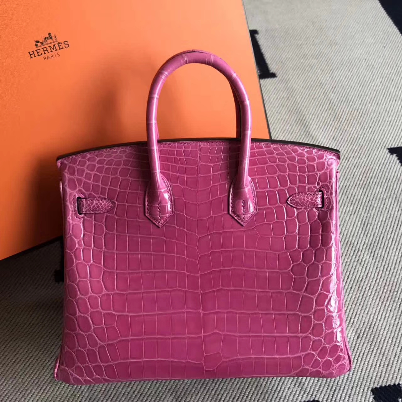 エルメスバッグ公式サイトエルメスE5ピーチピンクシャイニークロコダイルレザーBirkin25プラチナシルバーバックル