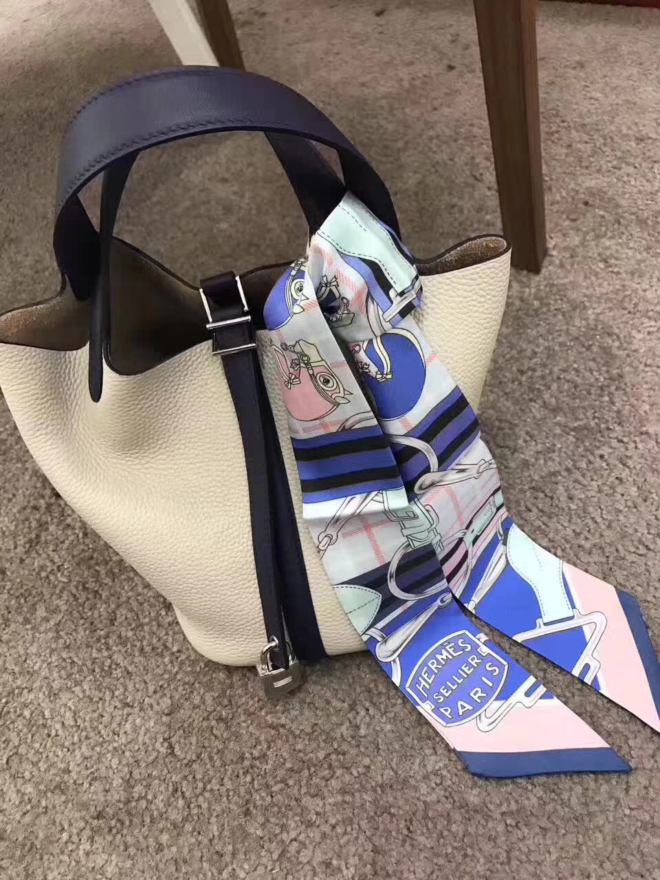 Hermes Tiwlly HermesLadyPrintシルクスカーフスモールリボンハンドストラップ86*5cm