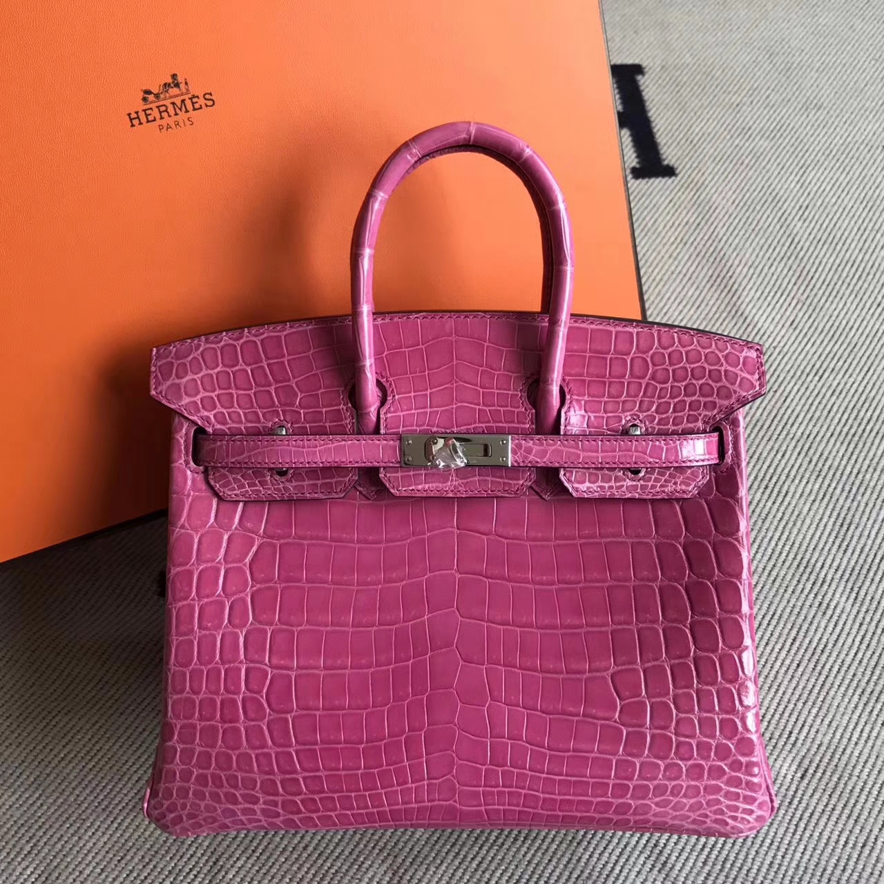 エルメスバッグ公式サイトエルメスE5ピーチピンクシャイニークロコダイルレザーBirkin25プラチナシルバーバックル