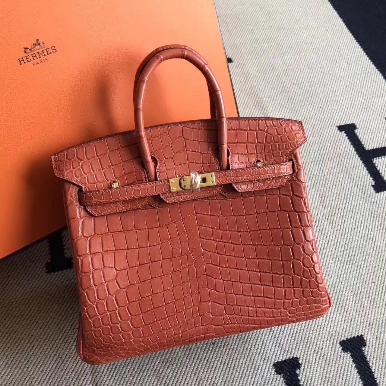 エルメスの新しいレディースバッグエルメスサーモンレッドマットクロコダイルレザーBirkin25プラチナバッグゴールドバックル