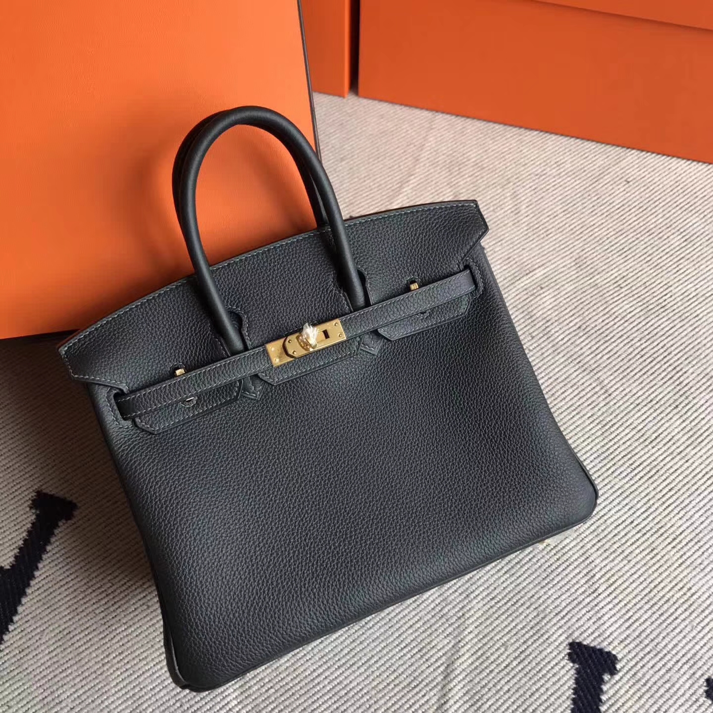 エルメスバッグ公式サイトエルメスCK88グラファイトグレートーゴカーフレザーBirkin25プラチナバックル