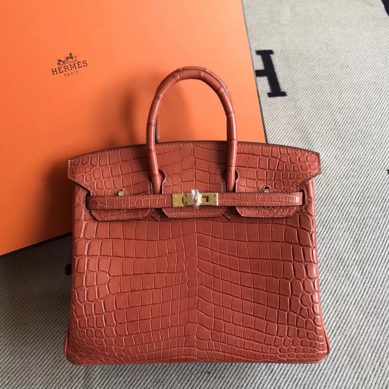 エルメスの新しいレディースバッグエルメスサーモンレッドマットクロコダイルレザーBirkin25プラチナバッグゴールドバックル