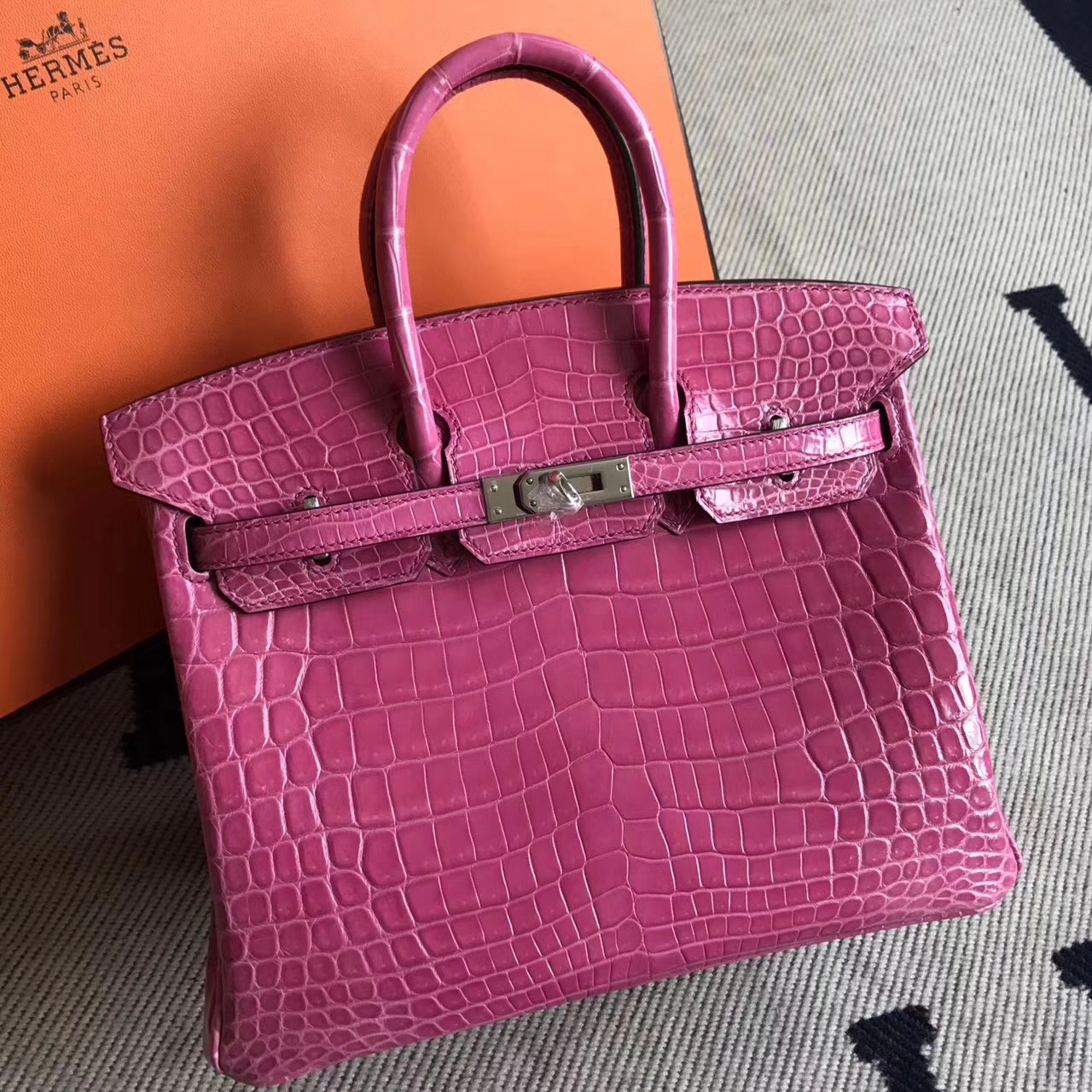 エルメスバッグ公式サイトエルメスE5ピーチピンクシャイニークロコダイルレザーBirkin25プラチナシルバーバックル