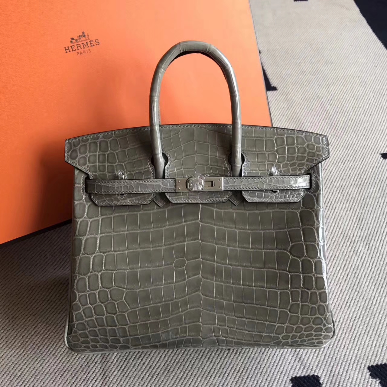 高級レディースバッグエルメスエルメスC81タートルドーブグレー光沢クロコダイルレザーBirkin25プラチナバッグシルバーバックル