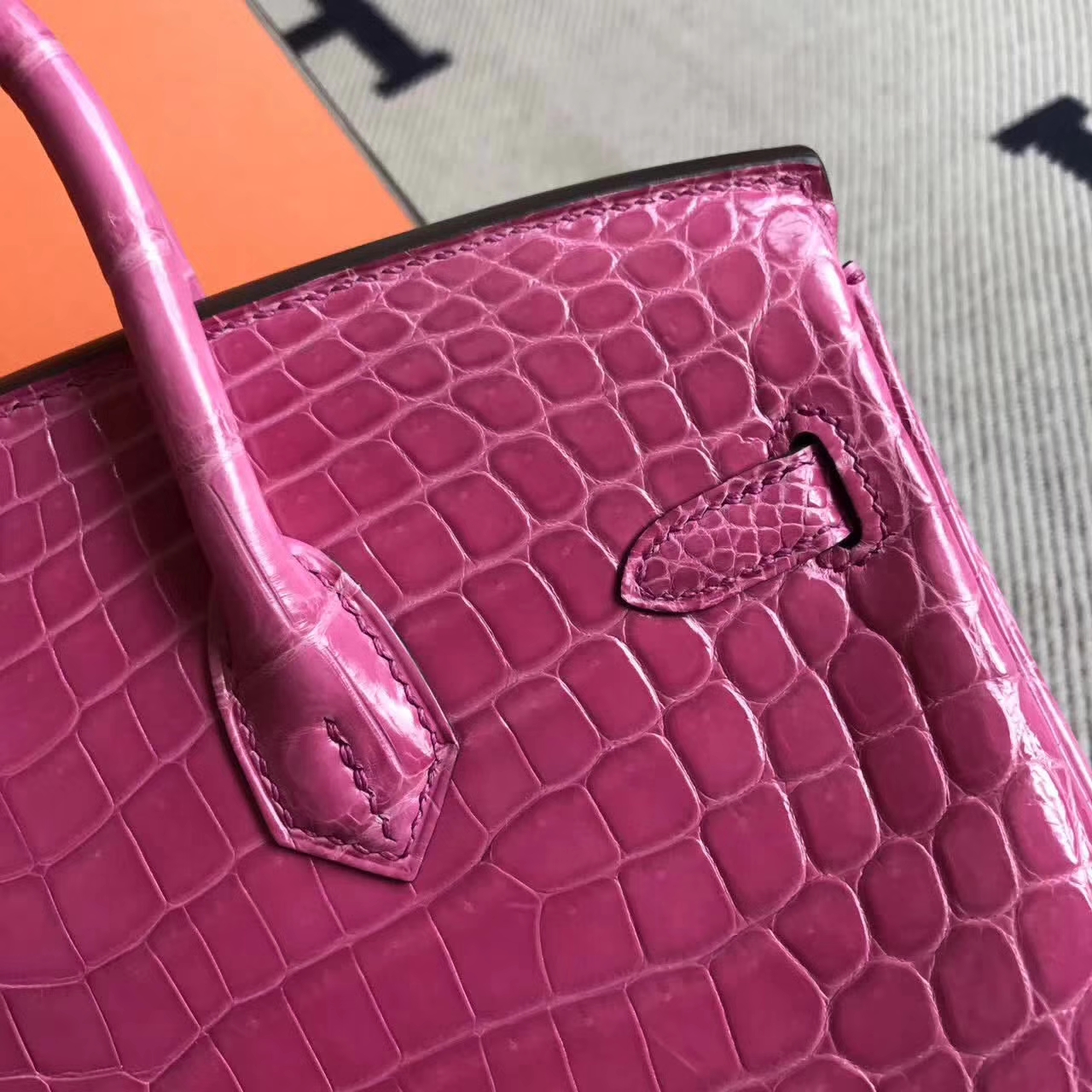 エルメスバッグ公式サイトエルメスE5ピーチピンクシャイニークロコダイルレザーBirkin25プラチナシルバーバックル