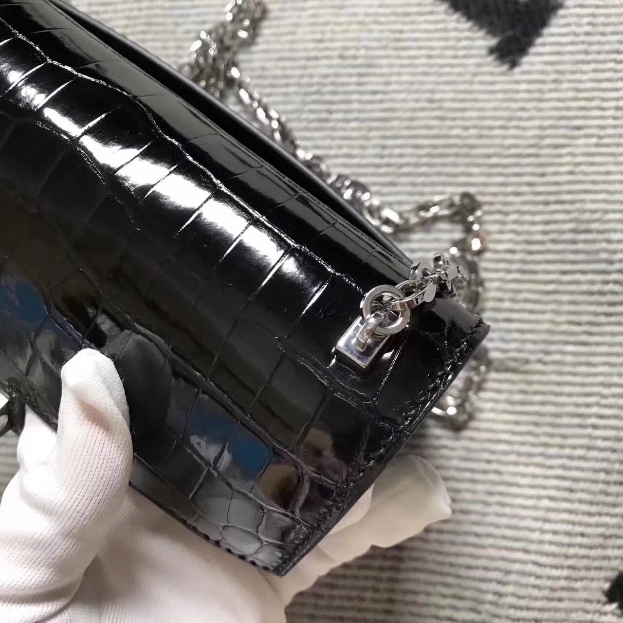 シルバーのバックルが付いた黒い光沢のあるアリゲーターレザーのエルメスVerrou小型マシンガンバッグ