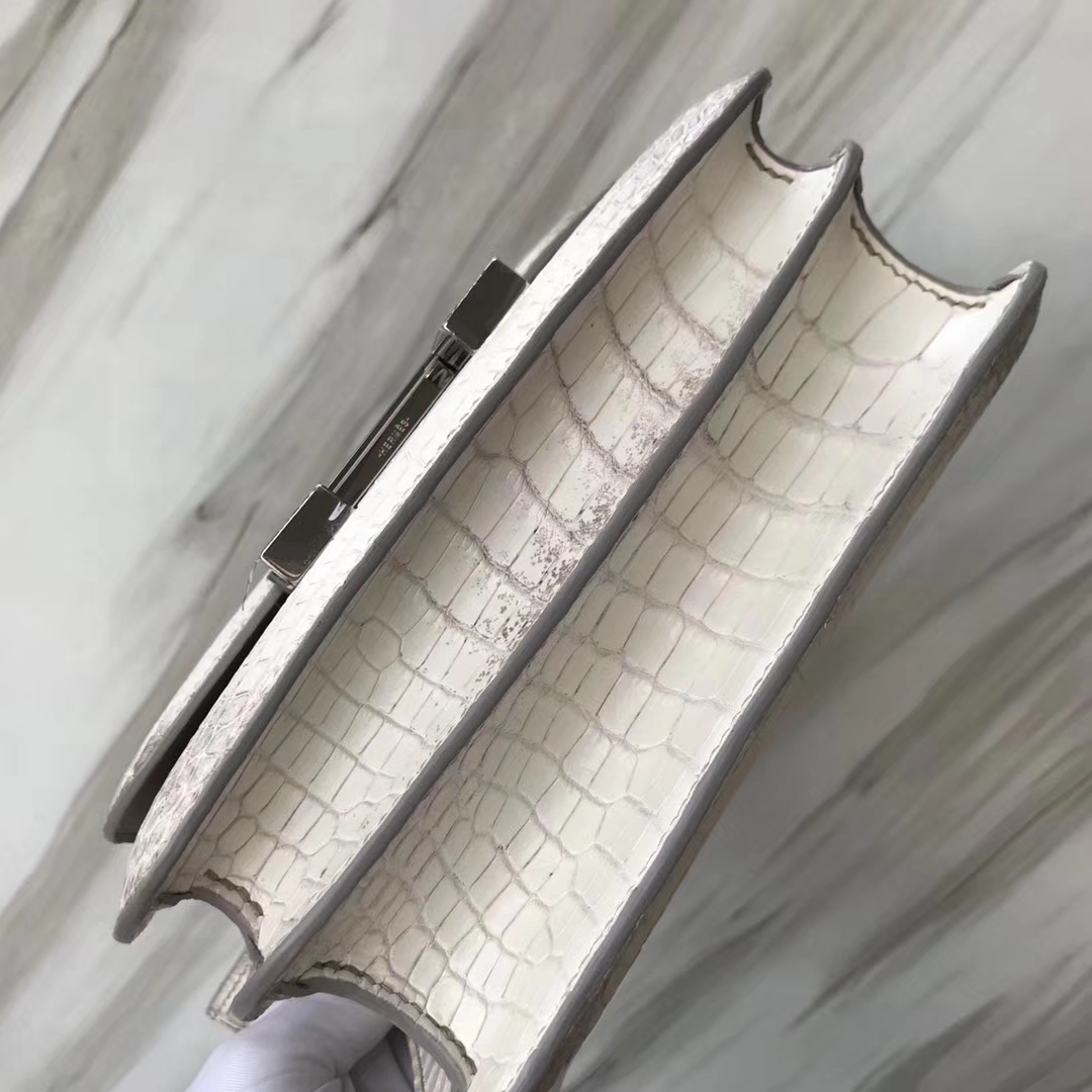 エルメススチュワーデスバッグサイズエルメスコンスタンス18CMヒマラヤクロコダイルレザーレディースバッグシルバーバックル