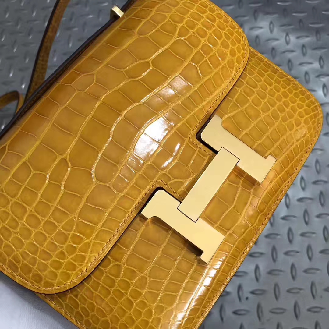 スポットエルメスコンスタンスバッグ18CMエルメスシャイニークロコダイルスキンコンスタンスバッグ9Dアンバーゴールドバックル