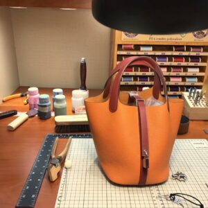 ピコタン展示|エルメスバッグ公式ウェブサイトエルメス93オレンジとB5ルビーレッドカラーマッチングピコチン野菜バスケットとシルバーバックル