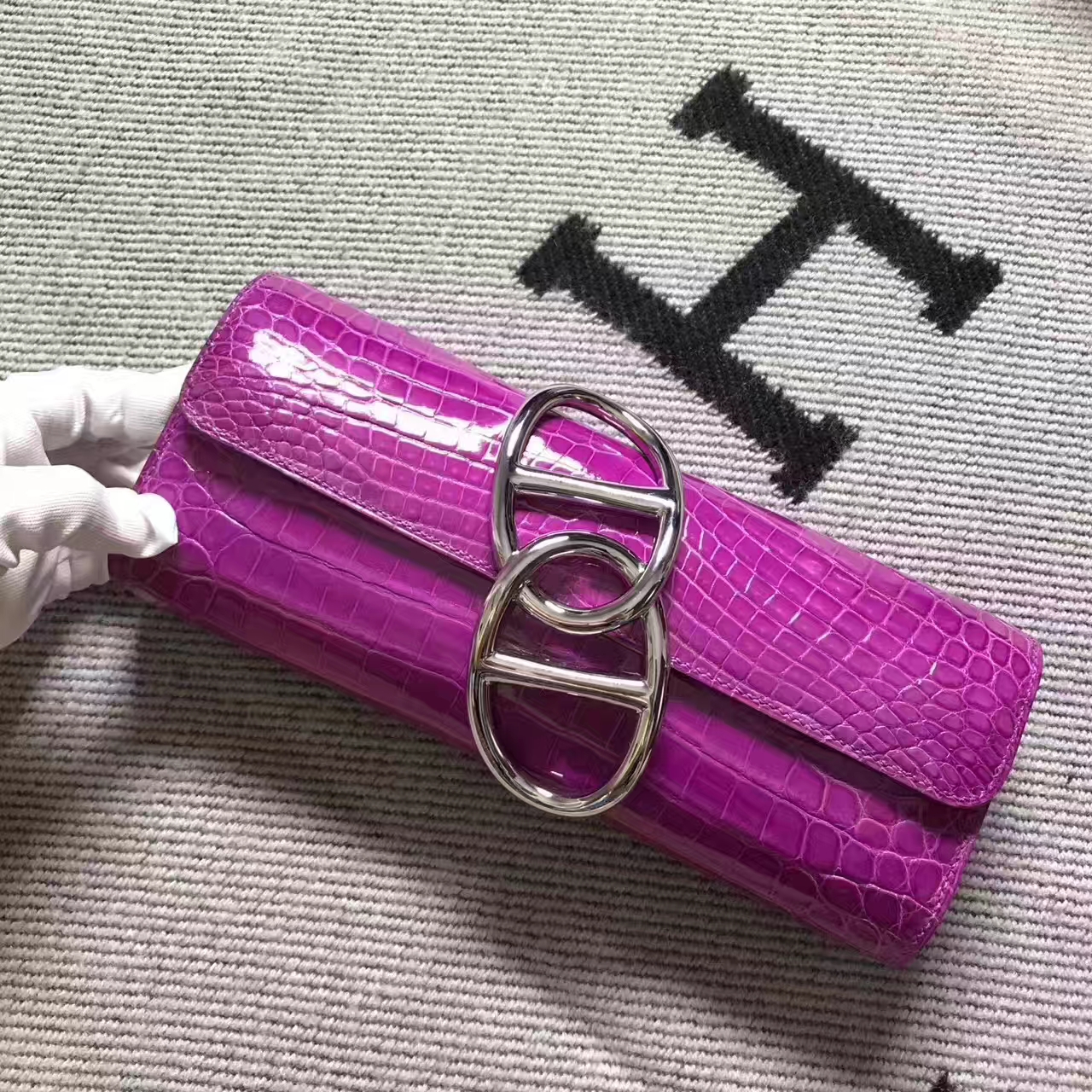 エルメスの新しいレディースバッグエルメスエギーピンクとパープルの輸入クロコダイルレザークラッチシルバーバックル