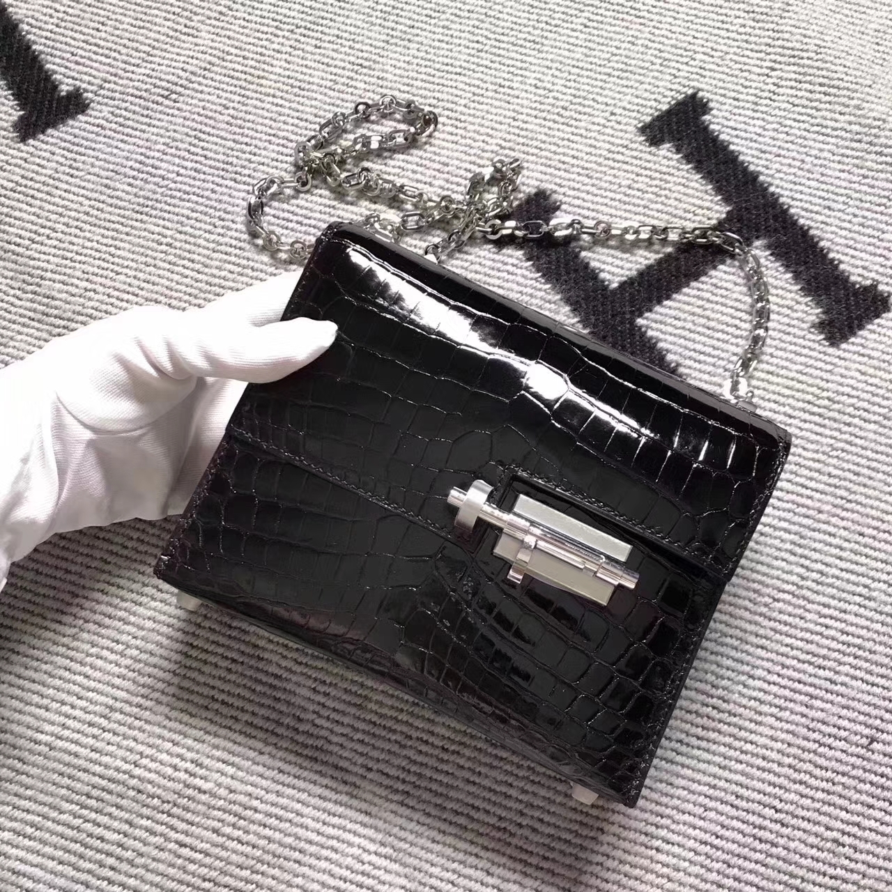シルバーのバックルが付いた黒い光沢のあるアリゲーターレザーのエルメスVerrou小型マシンガンバッグ