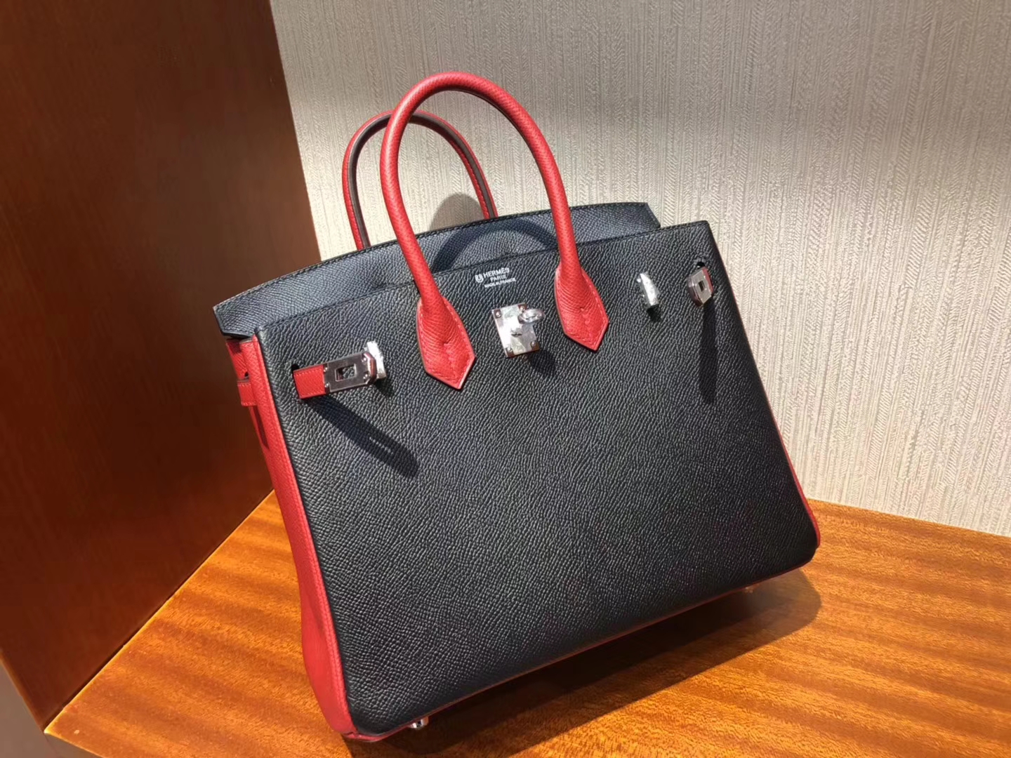 エルメスプラチナバッグ価格エルメスパームグレイン牛革Birkin25CMCK89ブラック/Q5フラッグレッドシルバーバックル