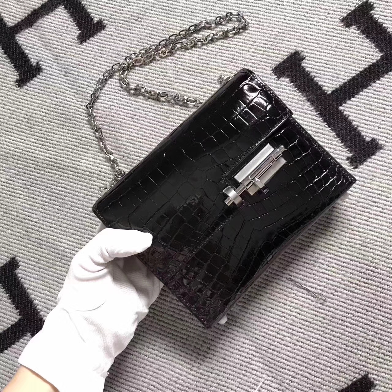 シルバーのバックルが付いた黒い光沢のあるアリゲーターレザーのエルメスVerrou小型マシンガンバッグ
