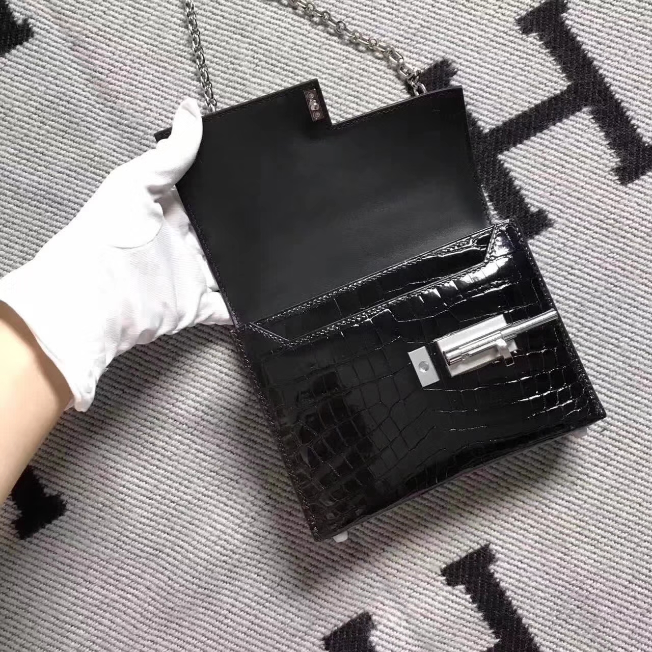 シルバーのバックルが付いた黒い光沢のあるアリゲーターレザーのエルメスVerrou小型マシンガンバッグ