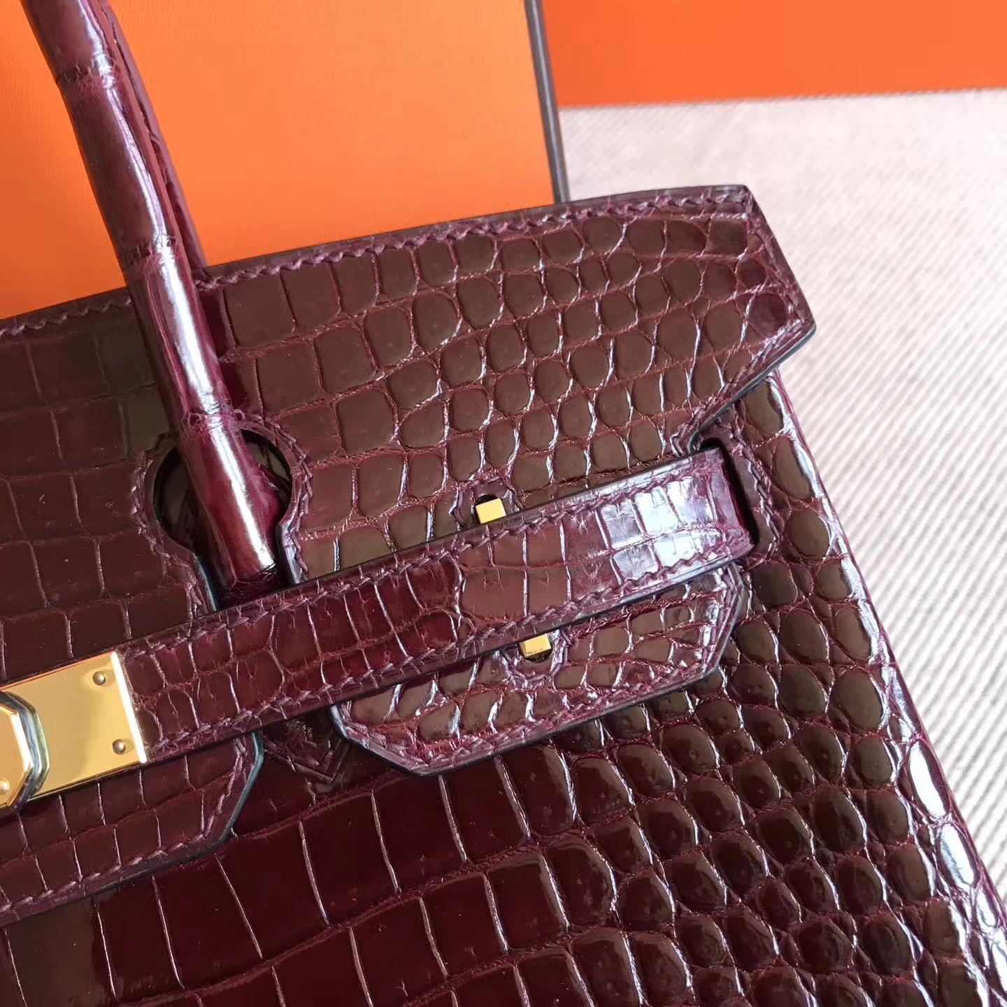 エルメスバッグ公式サイトエルメスCK57ボルドーレッドシャイニークロコダイルレザーBirkin30プラチナバッグゴールドバックル