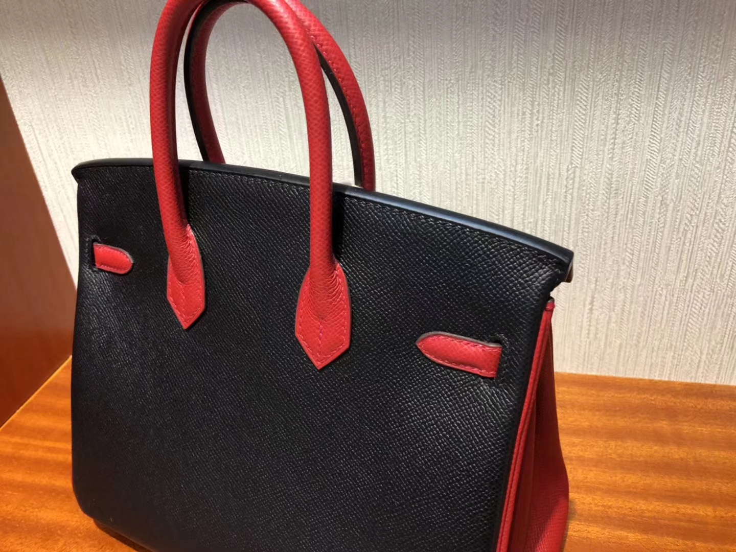 エルメスプラチナバッグ価格エルメスパームグレイン牛革Birkin25CMCK89ブラック/Q5フラッグレッドシルバーバックル