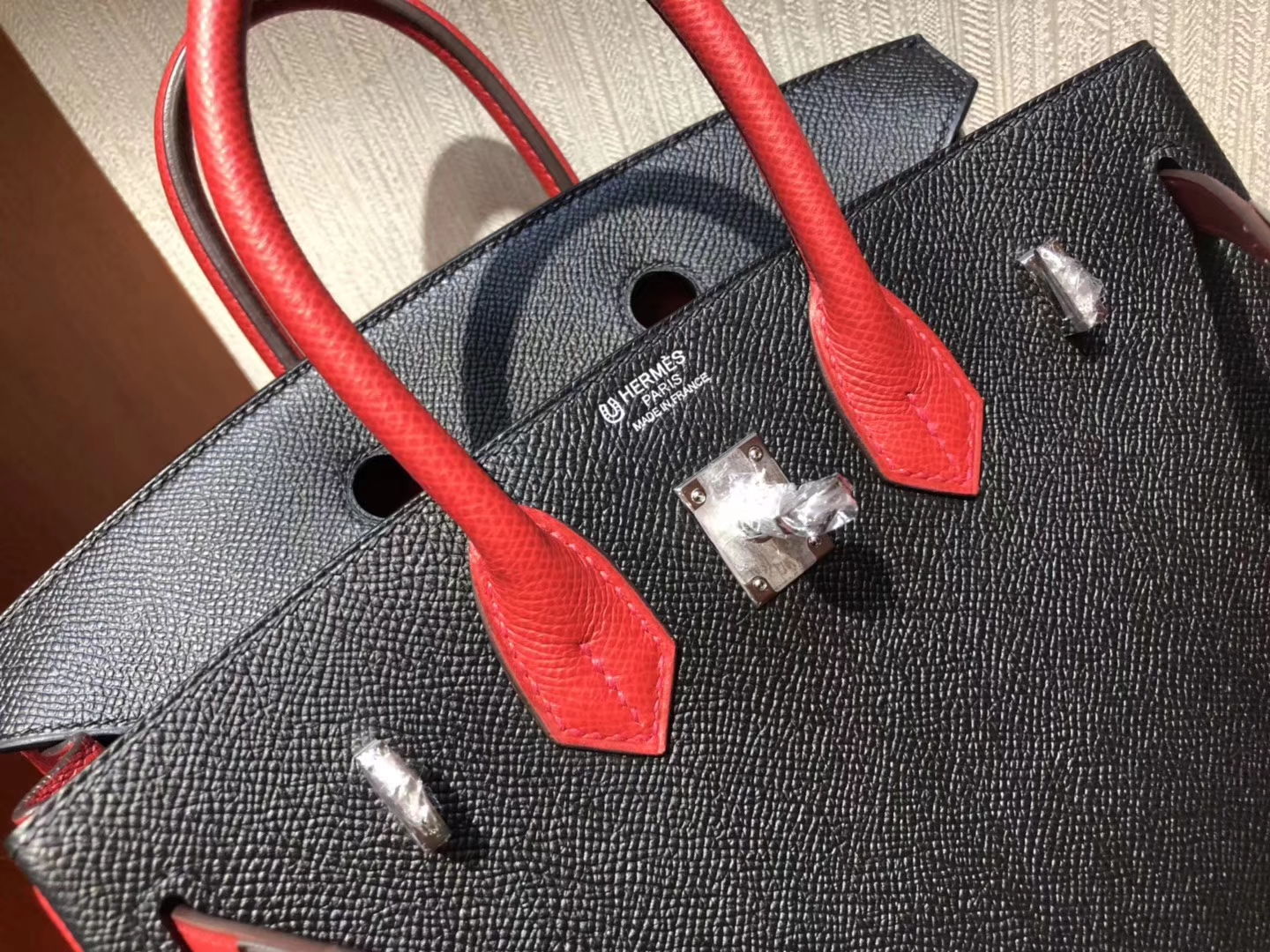 エルメスプラチナバッグ価格エルメスパームグレイン牛革Birkin25CMCK89ブラック/Q5フラッグレッドシルバーバックル