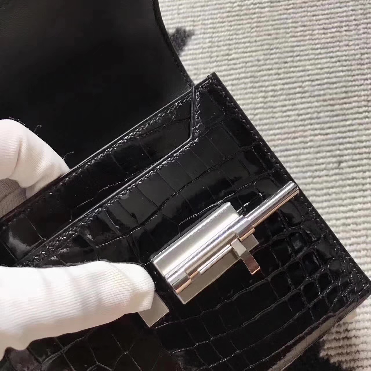 シルバーのバックルが付いた黒い光沢のあるアリゲーターレザーのエルメスVerrou小型マシンガンバッグ
