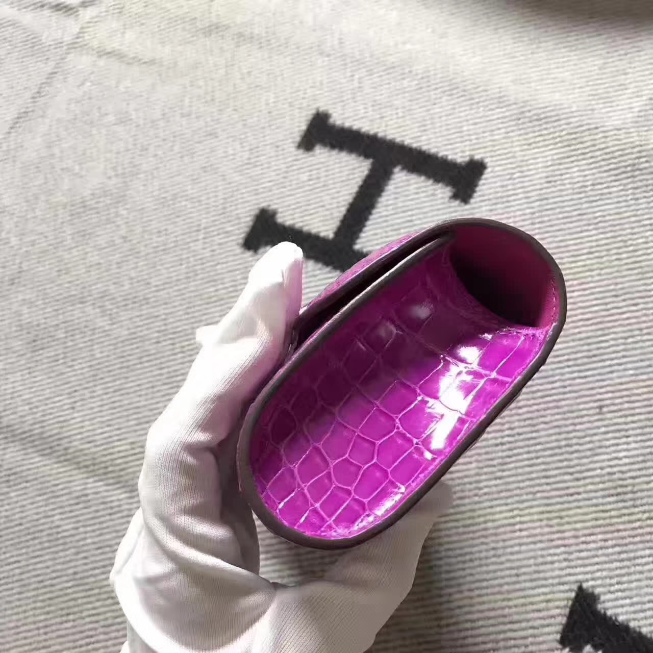 エルメスの新しいレディースバッグエルメスエギーピンクとパープルの輸入クロコダイルレザークラッチシルバーバックル