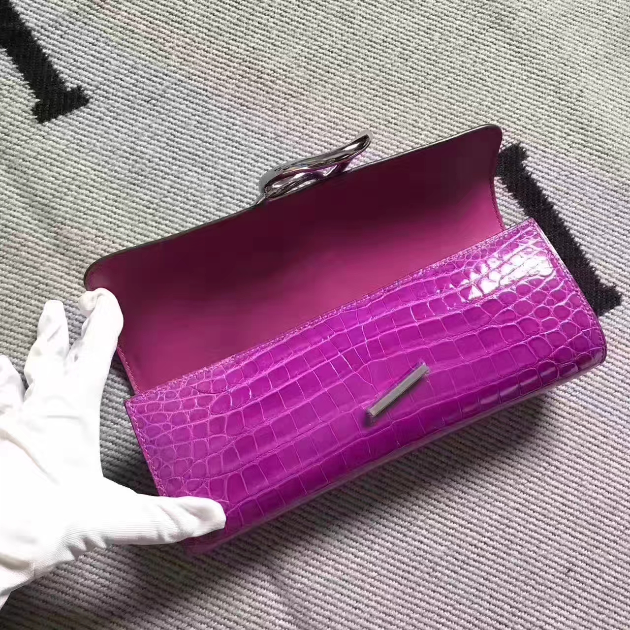 エルメスの新しいレディースバッグエルメスエギーピンクとパープルの輸入クロコダイルレザークラッチシルバーバックル