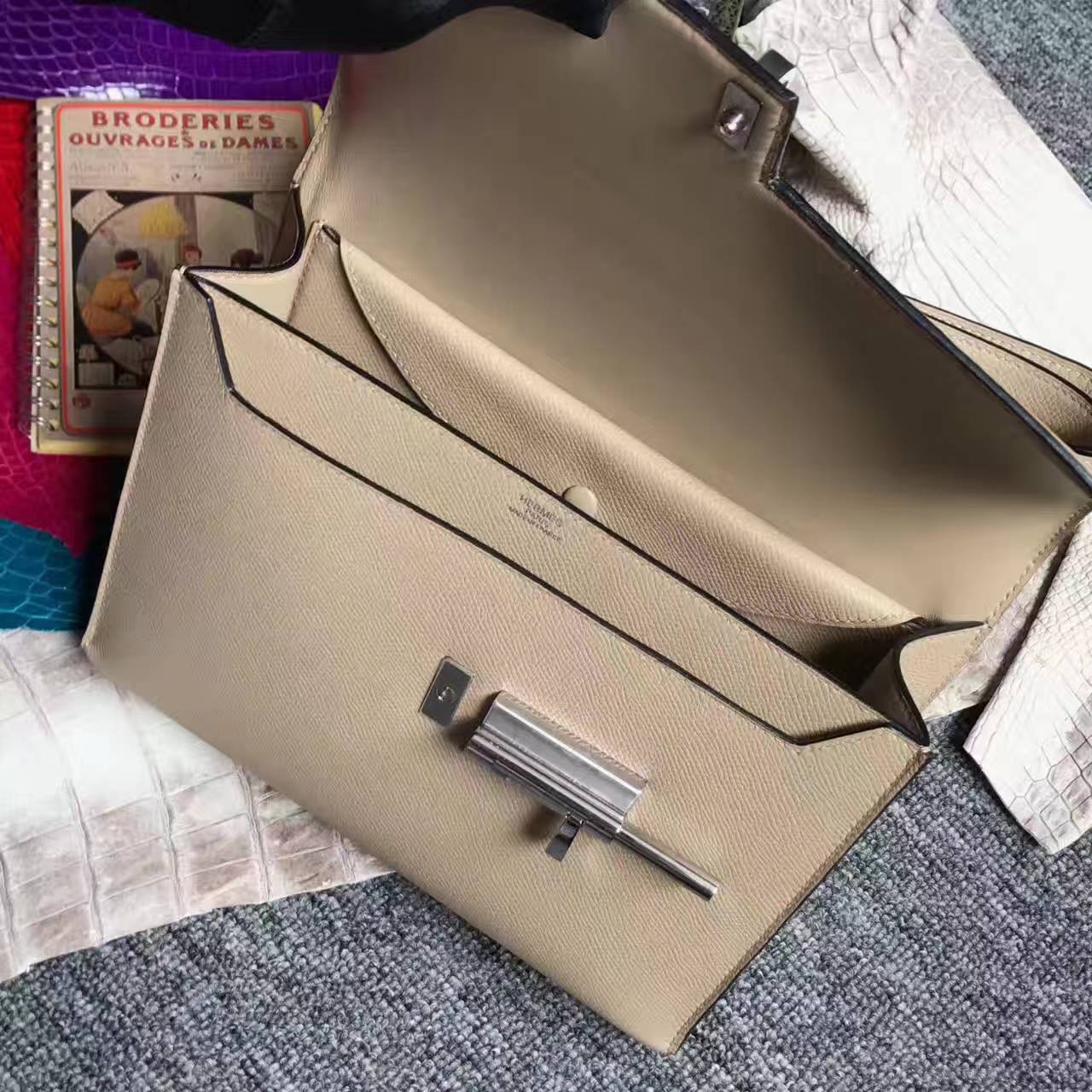 エルメスエルメスヴェルルー24cmC18タートルダブグレーオリジナルエプソムレザーマシンガンバッグ-hermes.earth エルメスエルメスヴェルルー24cmC18タートルダブグレーオリジナルエプソムレザーマシンガンバッグ
