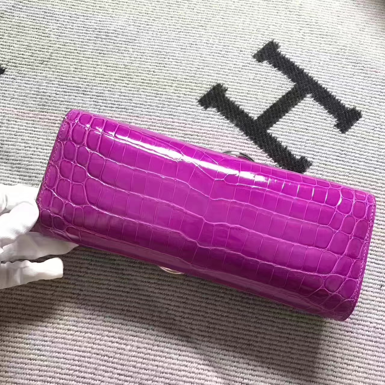 エルメスの新しいレディースバッグエルメスエギーピンクとパープルの輸入クロコダイルレザークラッチシルバーバックル