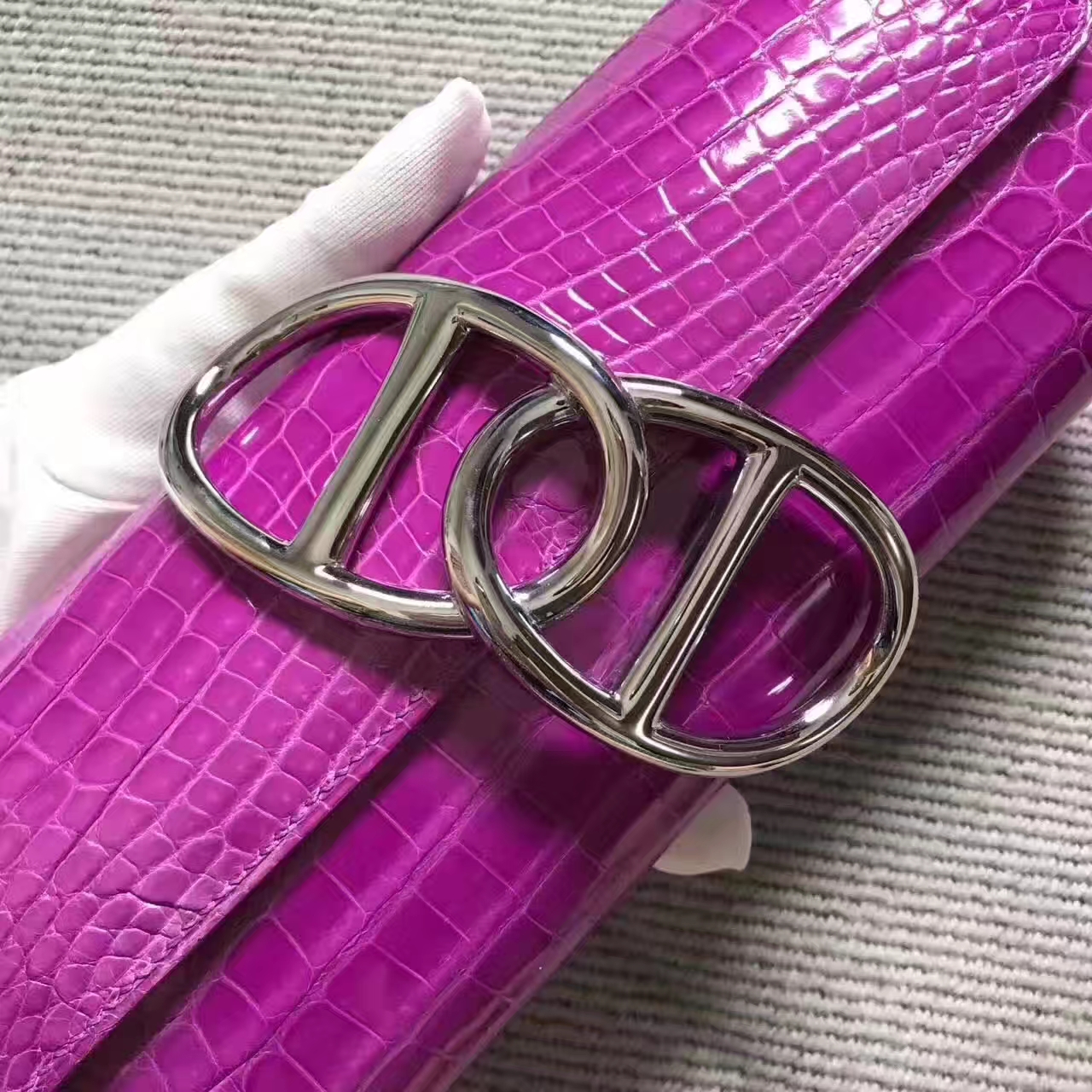 エルメスの新しいレディースバッグエルメスエギーピンクとパープルの輸入クロコダイルレザークラッチシルバーバックル