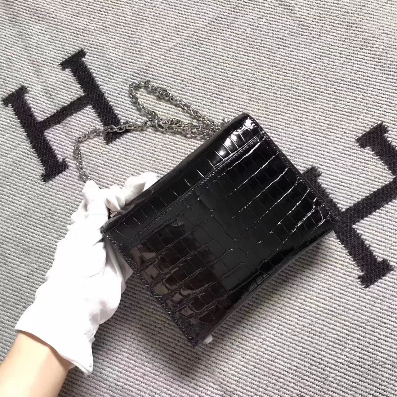 シルバーのバックルが付いた黒い光沢のあるアリゲーターレザーのエルメスVerrou小型マシンガンバッグ