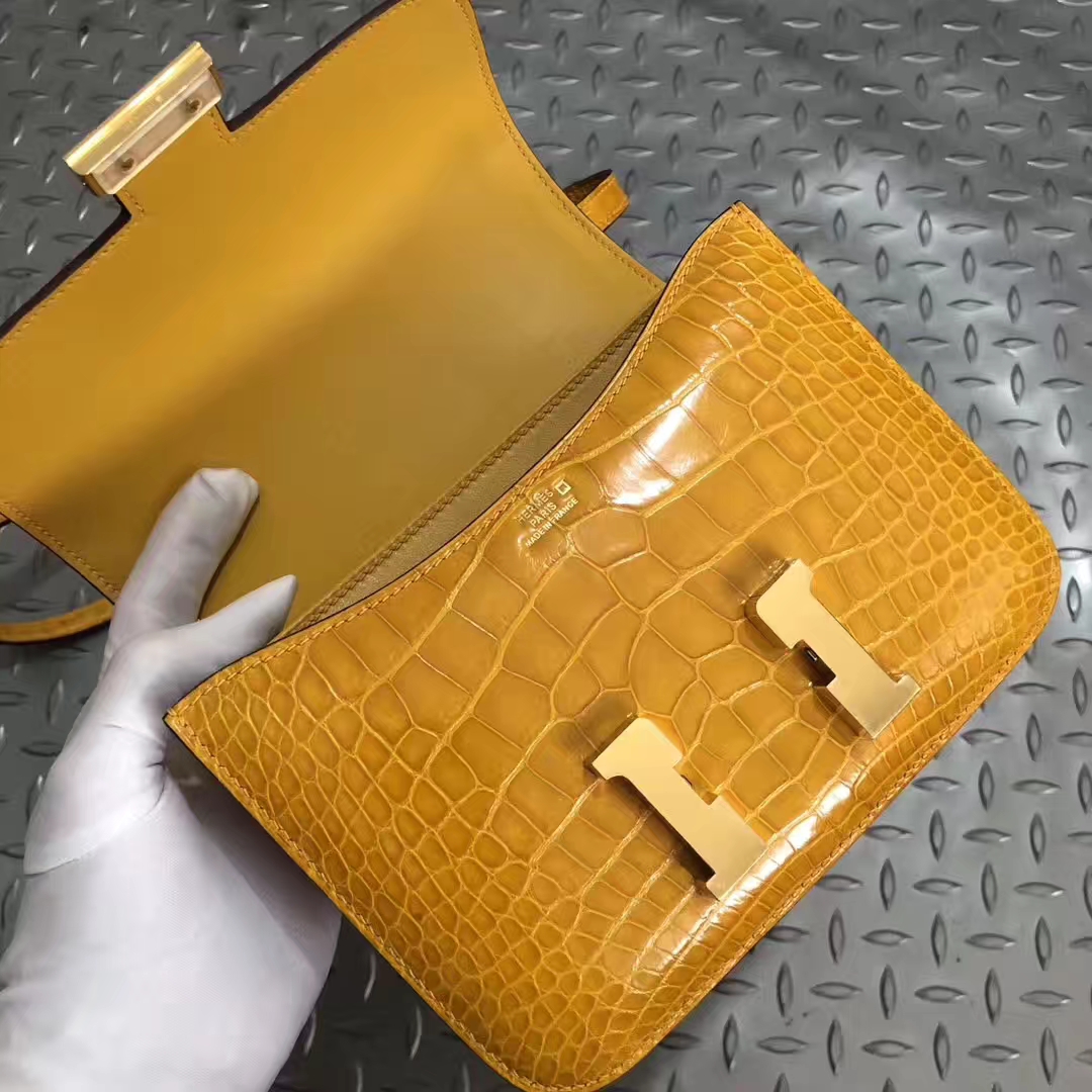 スポットエルメスコンスタンスバッグ18CMエルメスシャイニークロコダイルスキンコンスタンスバッグ9Dアンバーゴールドバックル