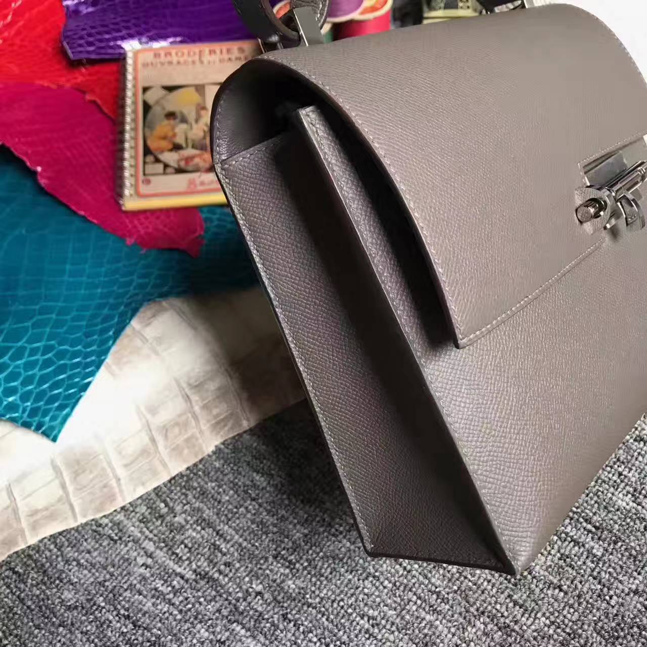 工場直販エルメスエルメスティングレーオリジナルエプソム牛革Verrouマシンガンバッグ24cm