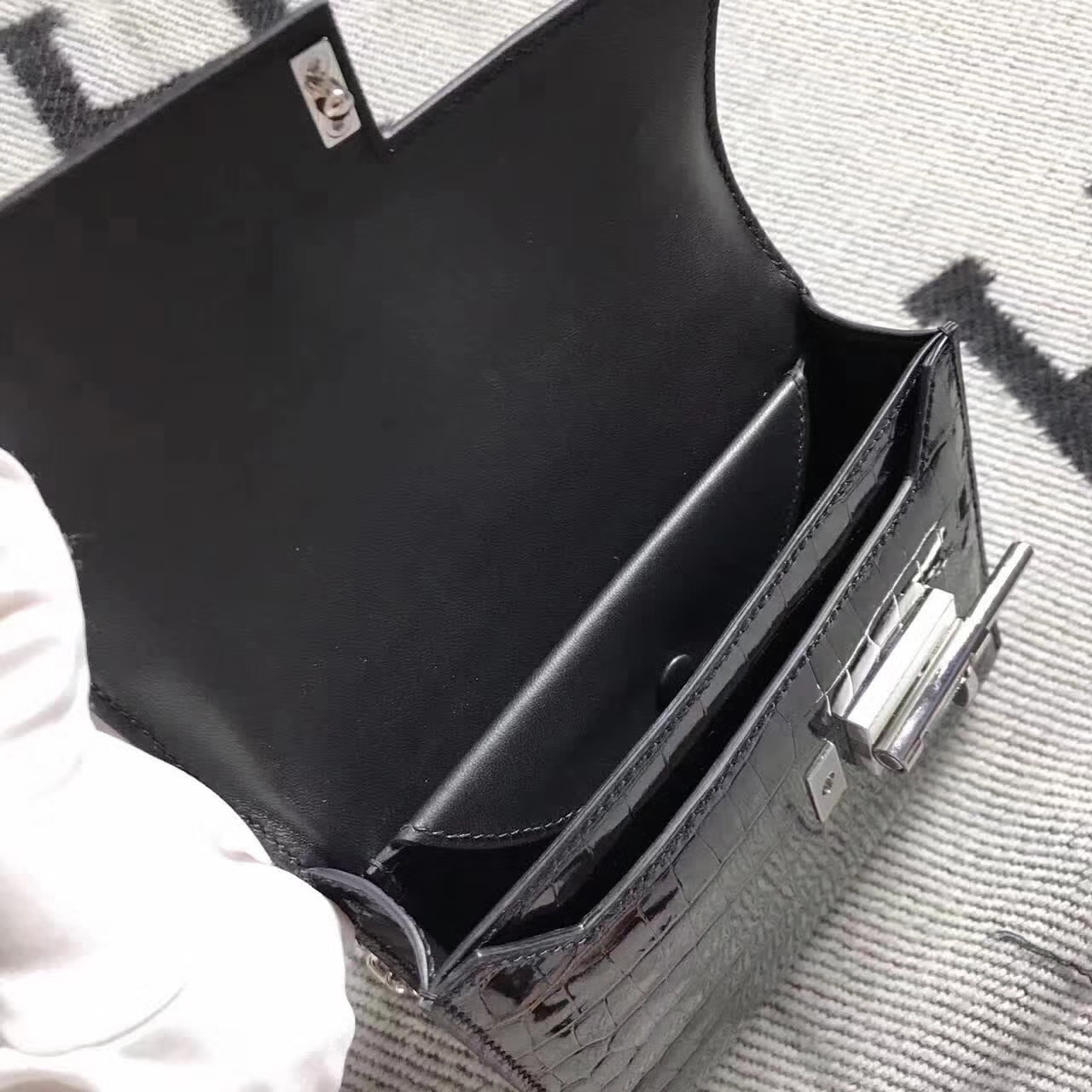 シルバーのバックルが付いた黒い光沢のあるアリゲーターレザーのエルメスVerrou小型マシンガンバッグ